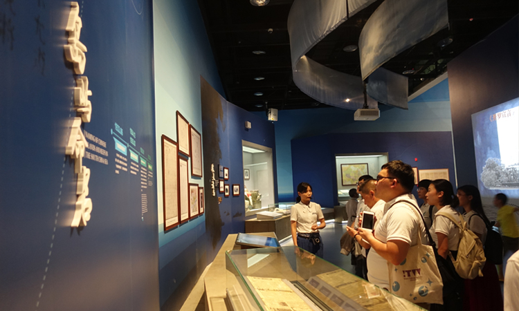 营员参观中国（海南）南海博物馆