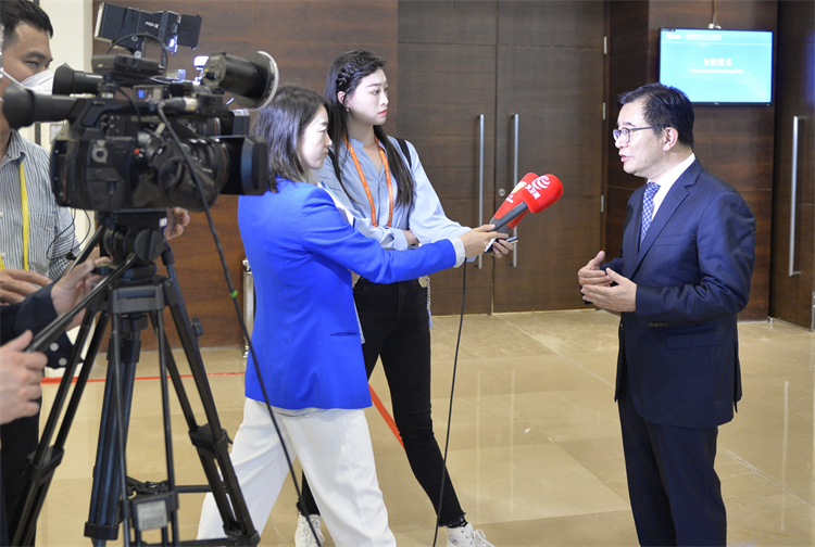 论坛会议期间，院长王胜接受多家媒体专访