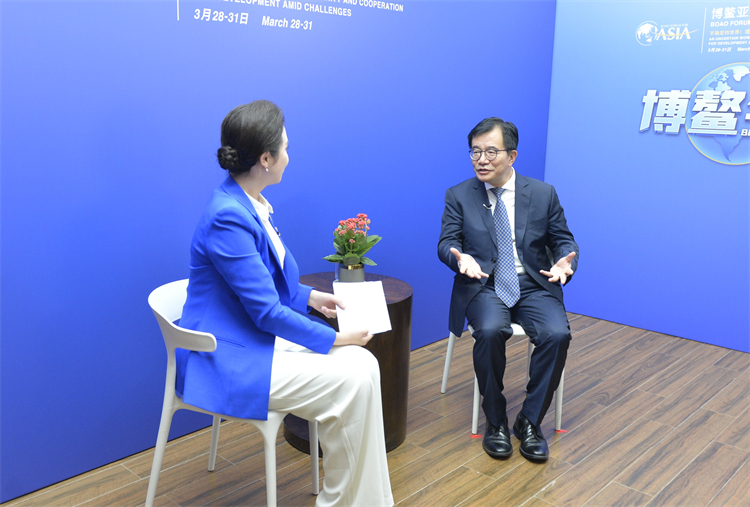 论坛会议期间，院长王胜接受多家媒体专访
