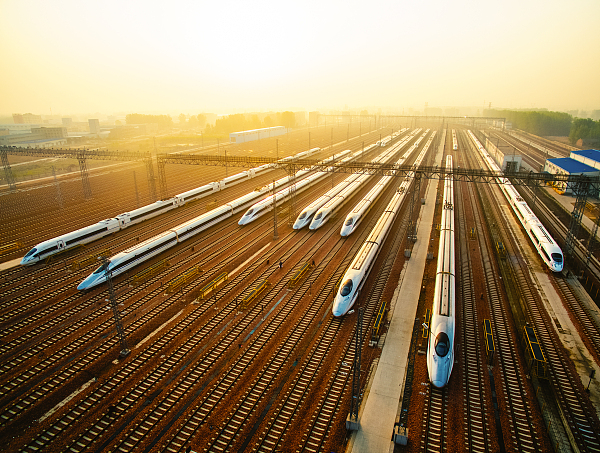 由政府投资统筹推动的高铁已经成为中国经济发展的名片(图片来源:视觉