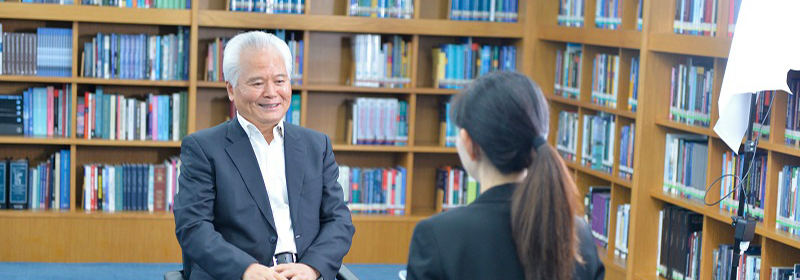 吴士存接受新华社南海专题片摄制组采访